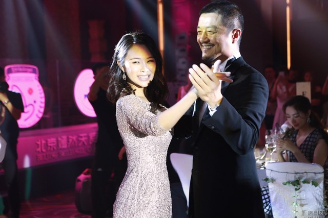 佟大为妻子关悦细腿蛮腰抢镜 与李亚鹏共舞