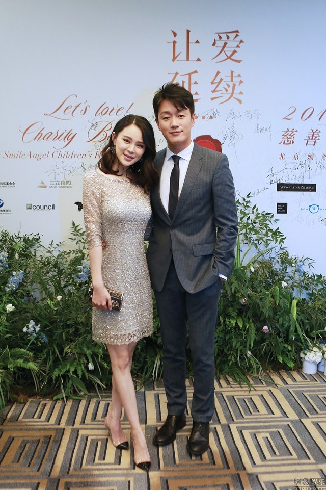 佟大为妻子关悦细腿蛮腰抢镜 与李亚鹏共舞