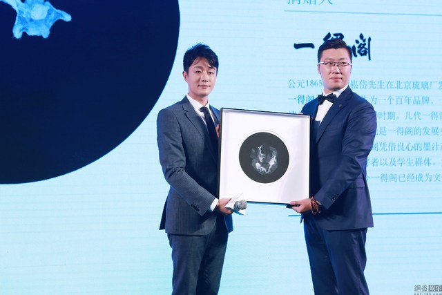 佟大为妻子关悦细腿蛮腰抢镜 与李亚鹏共舞