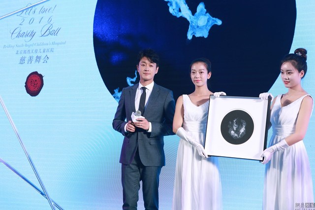 佟大为妻子关悦细腿蛮腰抢镜 与李亚鹏共舞