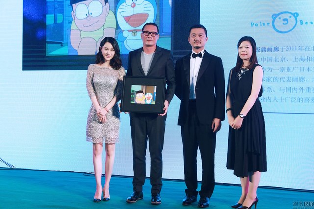 佟大为妻子关悦细腿蛮腰抢镜 与李亚鹏共舞