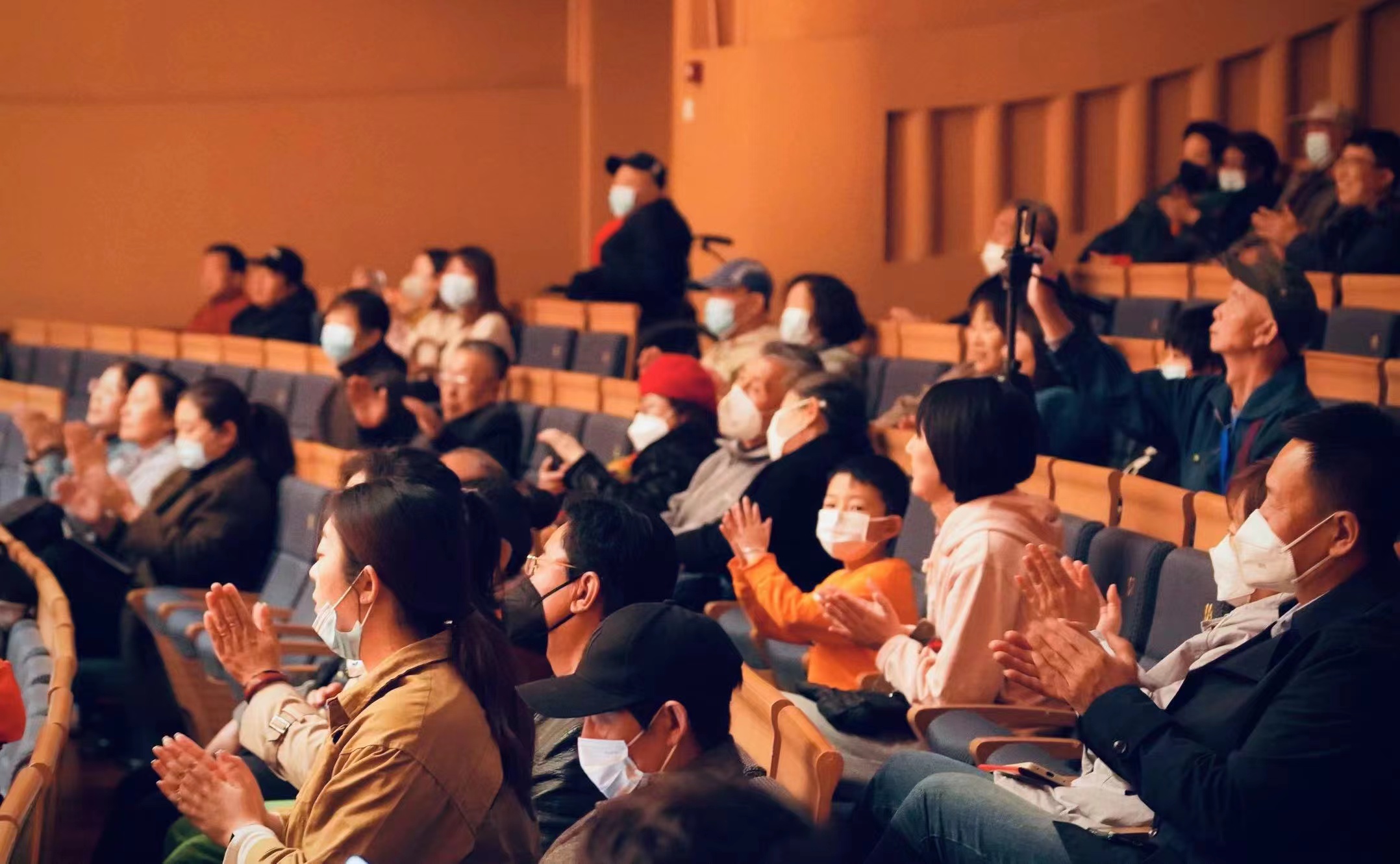 图片默认标题_fororder_音乐会现场群众反响热烈