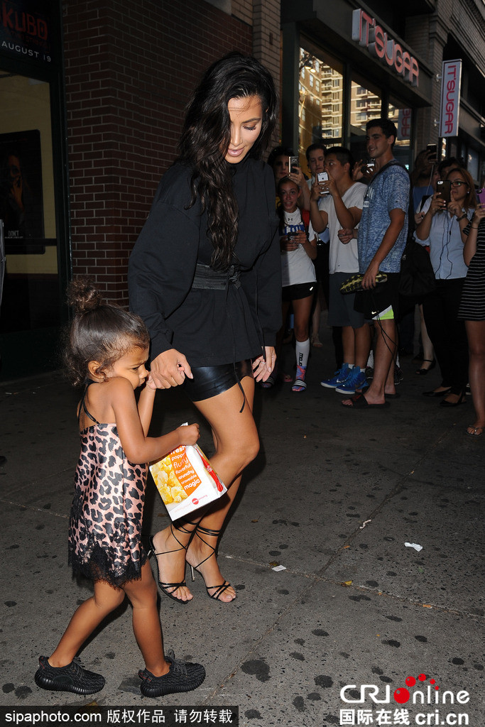 卡戴珊一家出街拉风十足 小西北穿豹纹裙亮相表情丰富