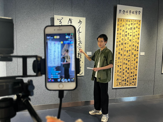 广州新华学院霖霖书院携手省文化馆艺术基金会举办美育成果展