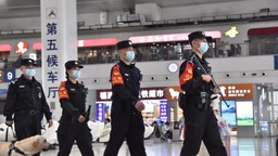 福州火车站迎五一出行小高峰 民警守护旅客平安出行