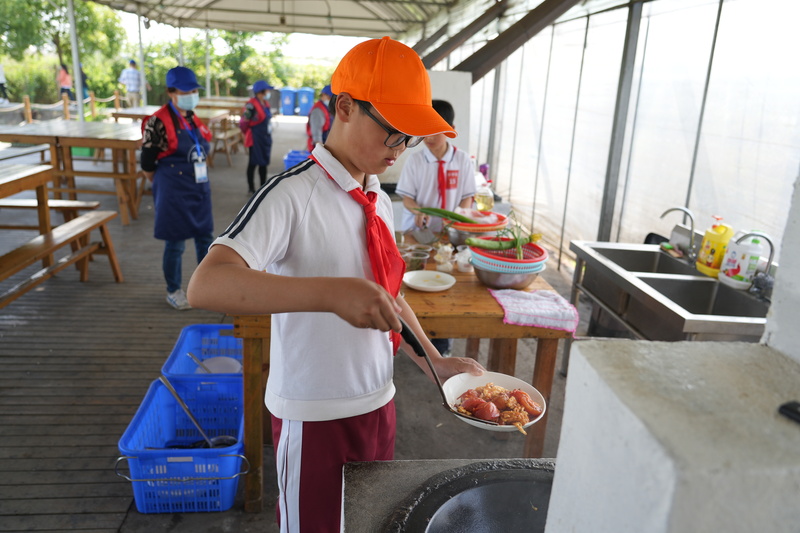 【区县新闻】上海金山学子走进“田间课堂”学农事