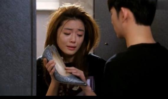 被都敏俊教授拒绝之后回到家中极其郁闷的千颂伊独自饮酒,酒醉之后