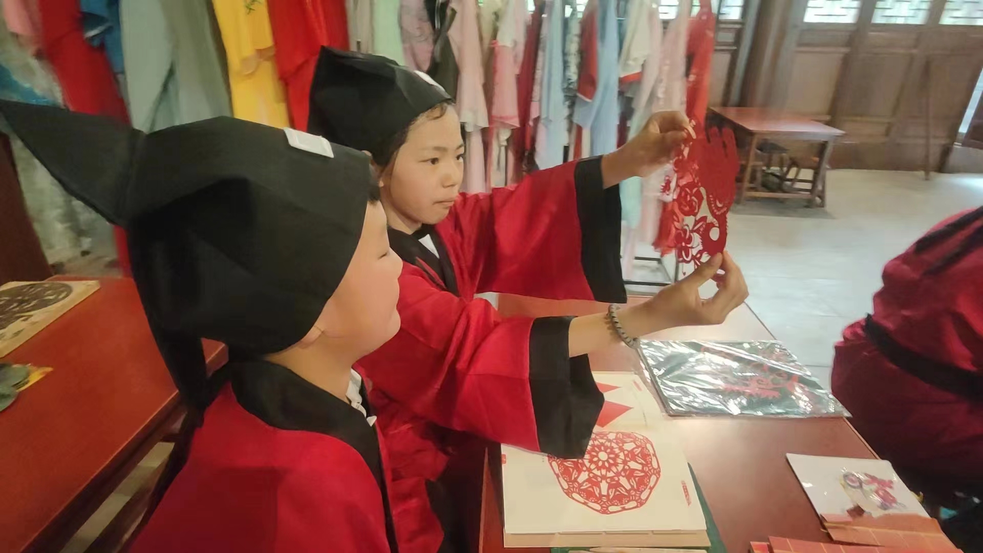 图片默认标题_fororder_学生动手剪窗花 摄影 谷佳奇