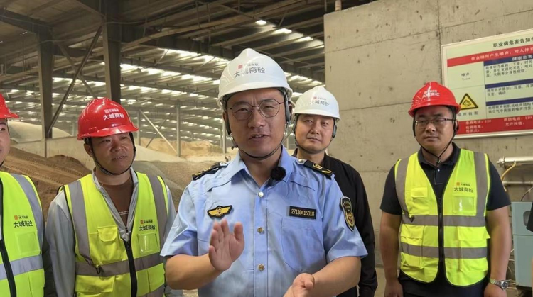 灃西新城環保執法隊員商砼站“花式普法”_fororder_圖片3