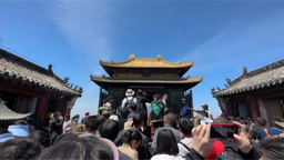 湖北武当山：迎来客流高峰 景区游人如织