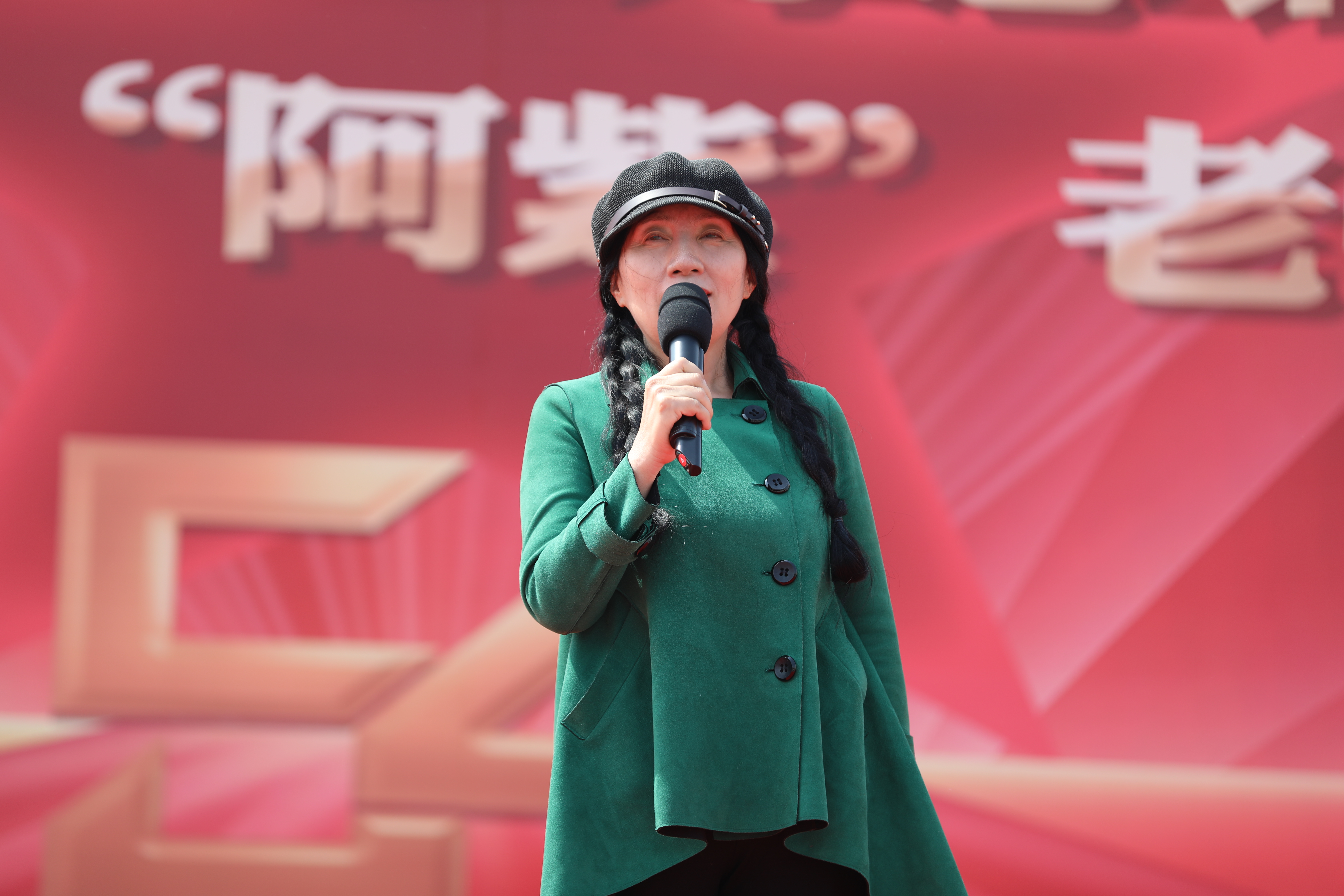 图片默认标题_fororder_图为：“阿紫”老师朗诵代表作品《生命胡杨》。摄影：赵子涵.JPG