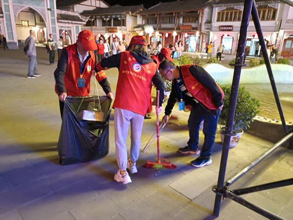 广元青川：一抹“志愿红”让游客便利“到家”_fororder_志愿者清理垃圾