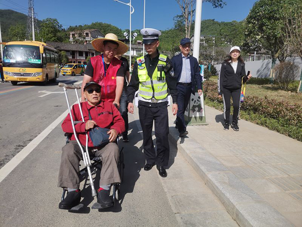 广元青川：一抹“志愿红”让游客便利“到家”_fororder_志愿者推送游客