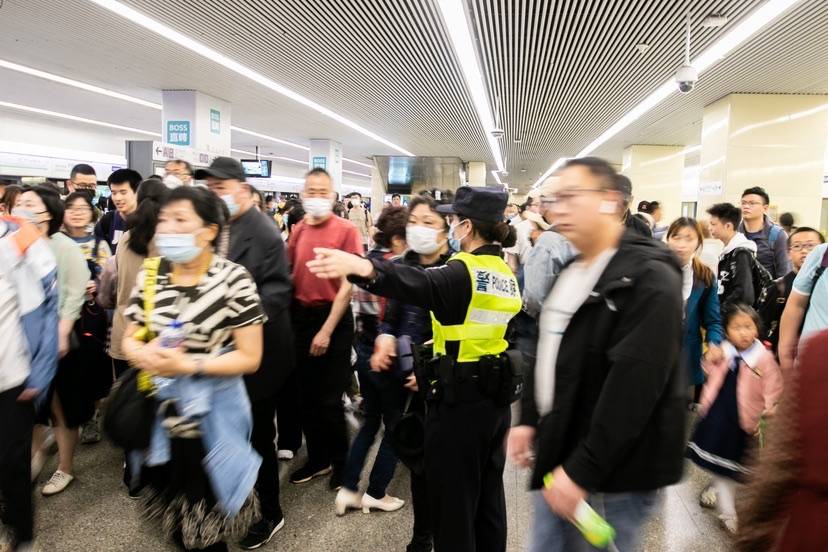 【图说上海】虹桥枢纽迎假期返程最高峰 上海警方全力护航市民群众平安回家路