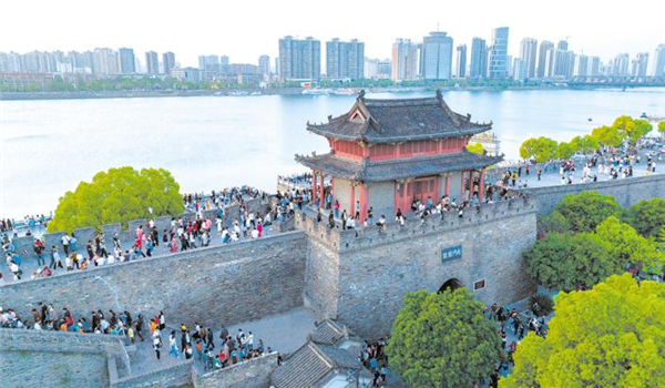 “五一”假期湖北省A级景区游客较2019年增长61.88%_fororder_000