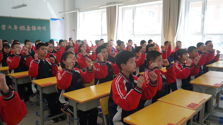 图片默认标题_fororder_同学们认真的完成每一个动作 邵帅 摄 (2)