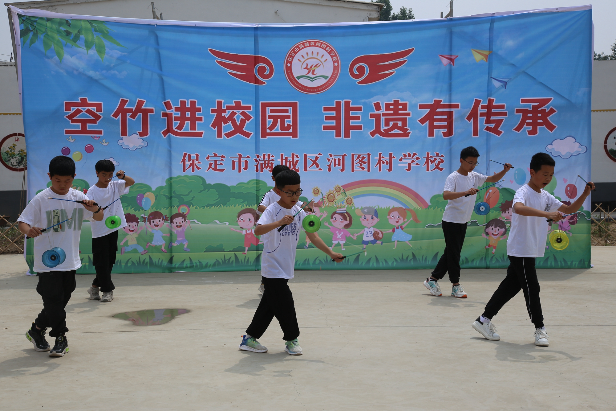 图片默认标题_fororder_满城区河图村学校学生进行空竹表演 摄影 袁野.JPG