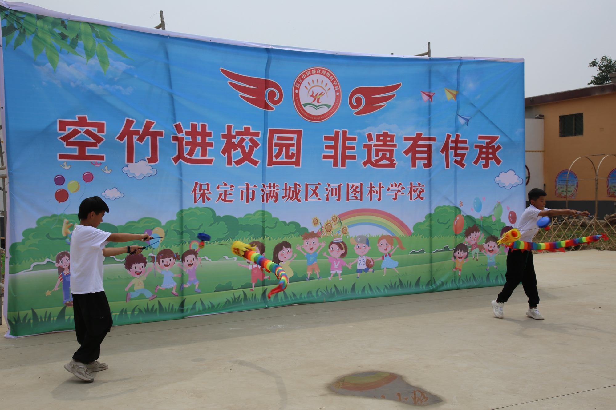 图片默认标题_fororder_学生进行舞龙表演 摄影 袁野.JPG