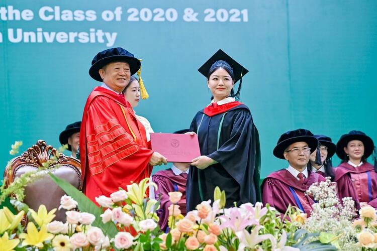 广州新华学院为2020届、2021届毕业生补办学士学位授予仪式