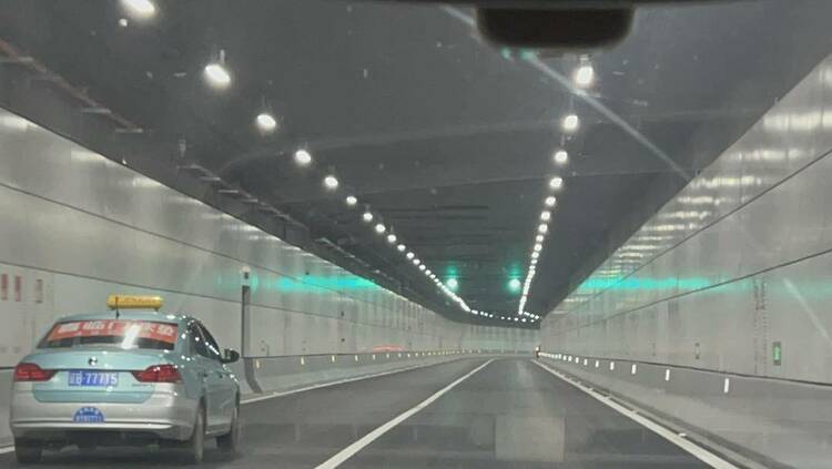 我国北方首条跨海沉管隧道——大连湾海底隧道和光明路延伸工程建成通车