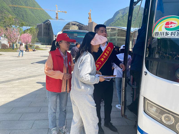 广元青川：一抹“志愿红”让游客便利“到家”_fororder_志愿者为游客景点指引