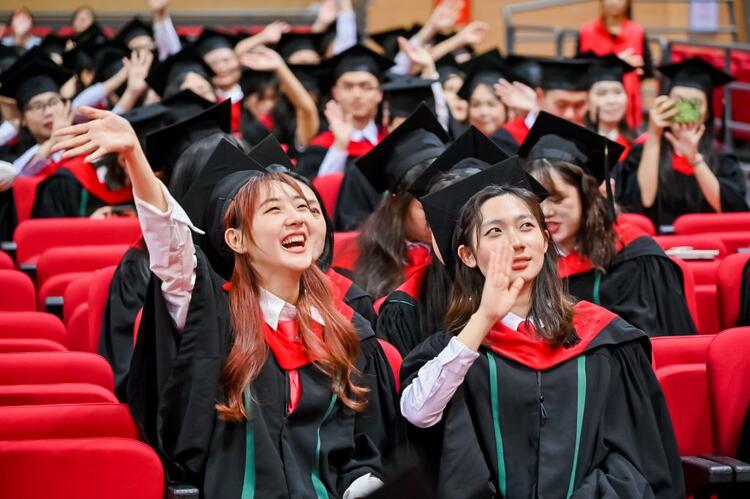 广州新华学院为2020届、2021届毕业生补办学士学位授予仪式