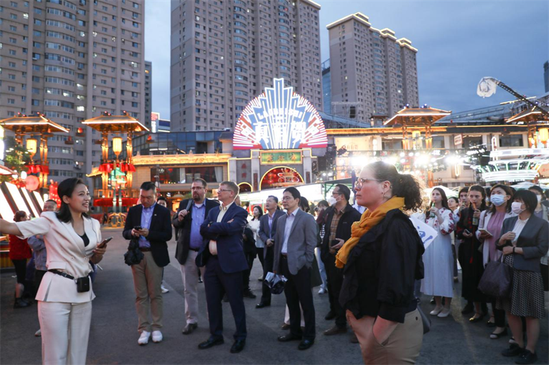 Consular Officials Visit Laobeishi in Shenyang: Experiencing the Vibrant Nightlife and "International Fun" of Shenyang Night SOHO_fororder_图片6