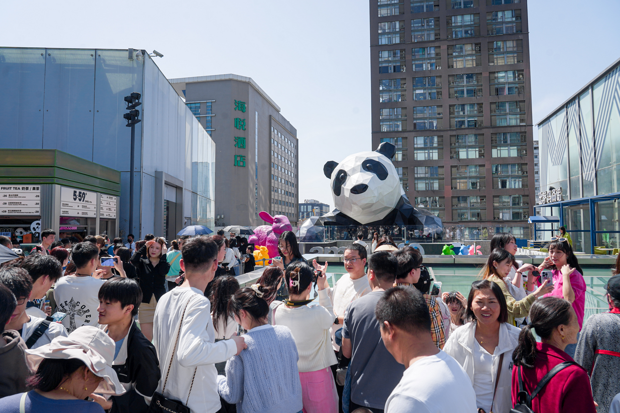 Chengdu's Chunxi Road Commercial Area was Very Popular during May Day holiday_fororder_成都2