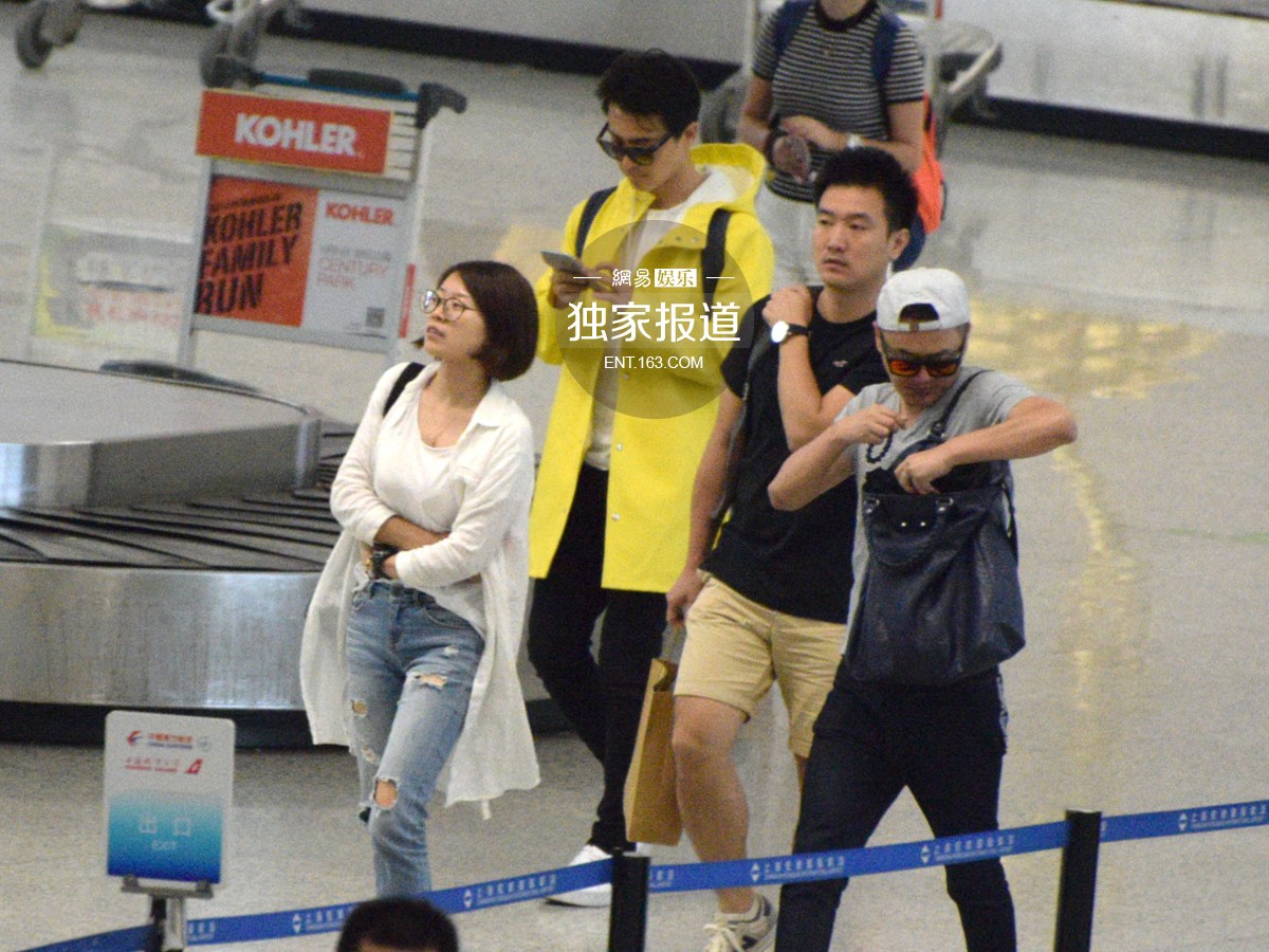 马天宇抱BB爱心满满 现身机场获粉丝围堵