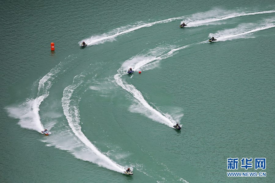 重庆：挥桨斩浪乌江上 山水画卷里上演“速度与激情”