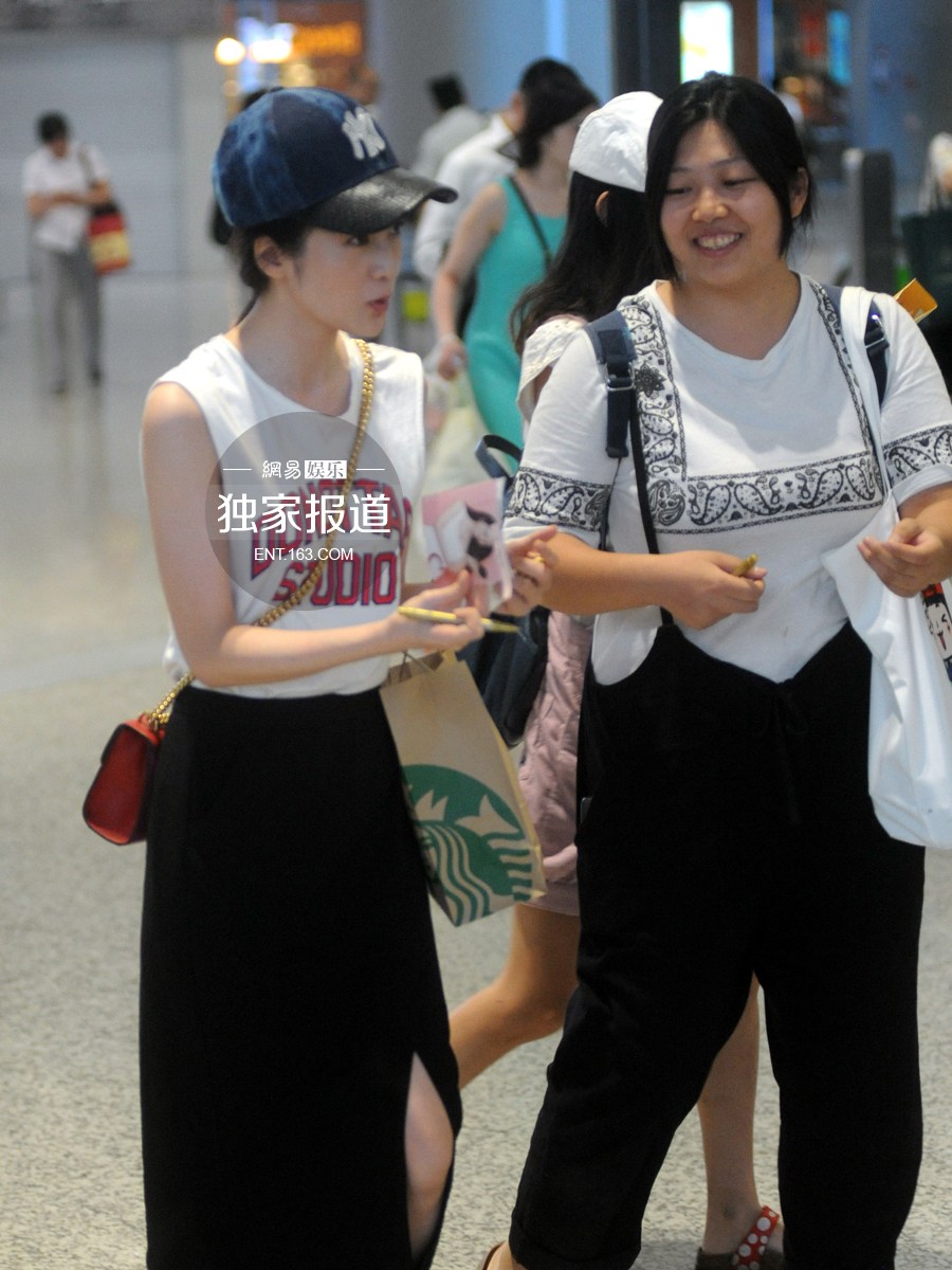 张雪迎潮装亮相 与粉丝合影显亲切