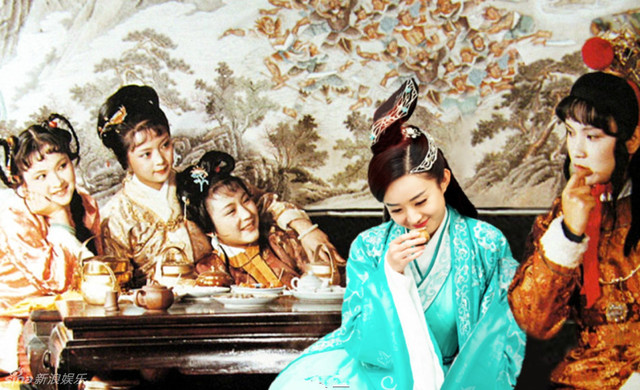 组图：前有葛优瘫后有碧瑶坐 赵丽颖坐姿走红