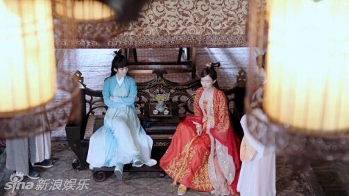 组图：前有葛优瘫后有碧瑶坐 赵丽颖坐姿走红