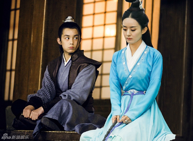 组图：前有葛优瘫后有碧瑶坐 赵丽颖坐姿走红