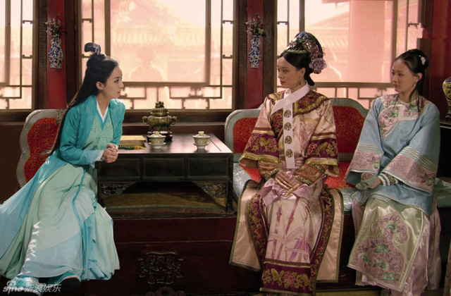 组图：前有葛优瘫后有碧瑶坐 赵丽颖坐姿走红