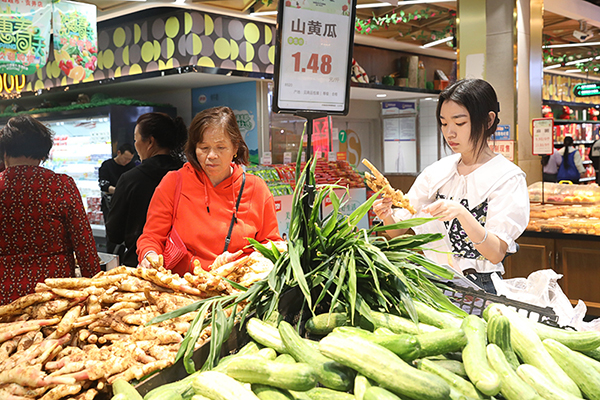 （张）多元消费 活力涌动 自贡市贡井区“假日经济”繁荣有序_fororder_市民选购蔬菜