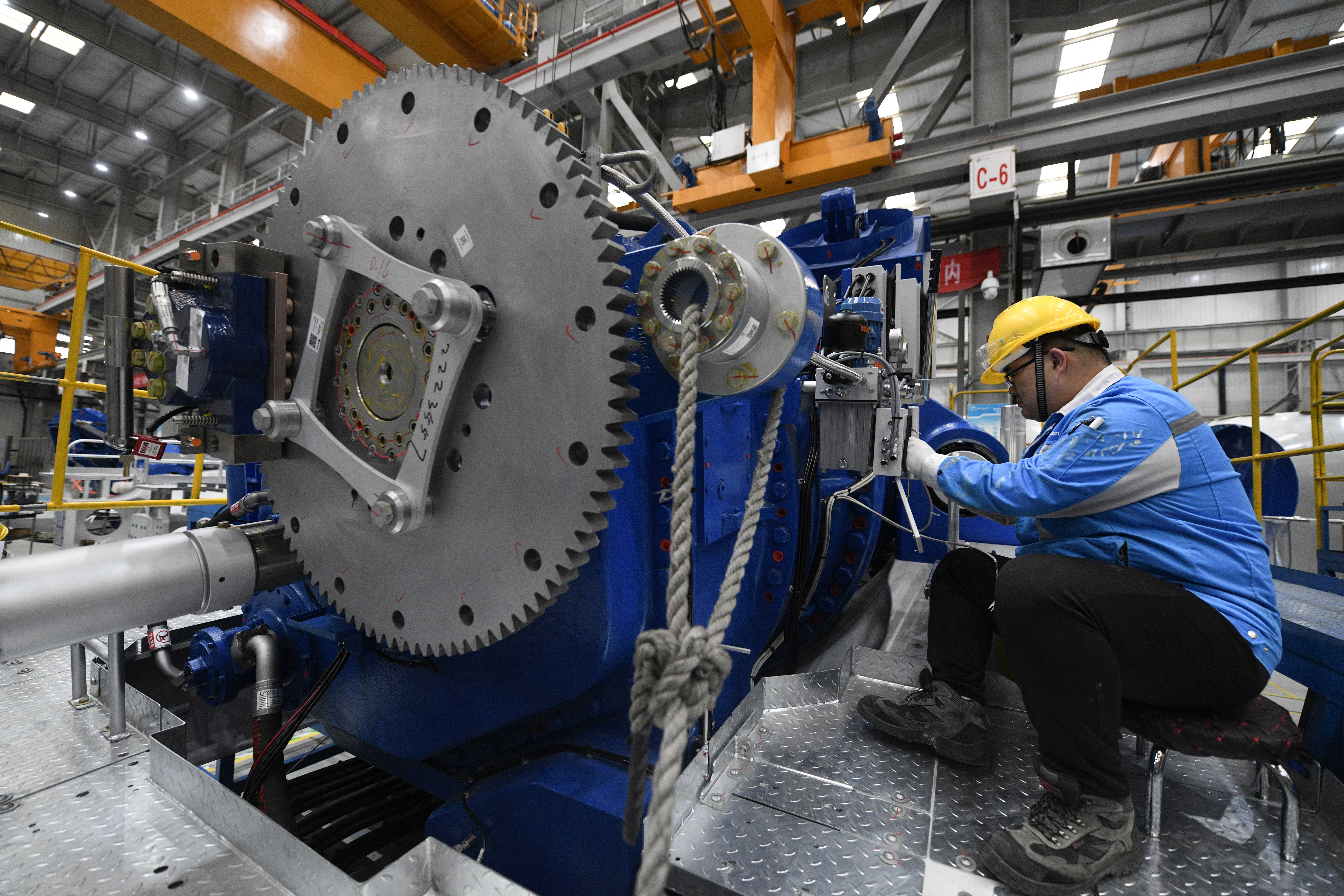 图片默认标题_fororder_5月5日，在丰宁县一家风电装备制造企业，技术人员在调试风电设备。王立群摄