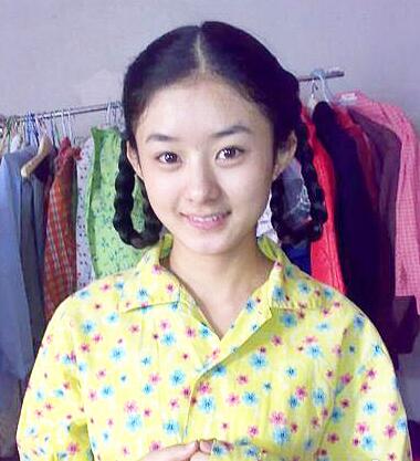 赵丽颖晒十年前旧照 扎麻花辫青涩可爱(图)