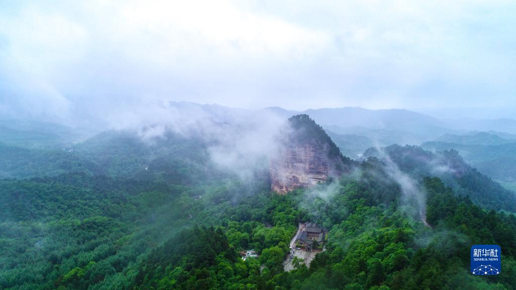 甘肅天水出現“麥積煙雨”景觀_fororder_4