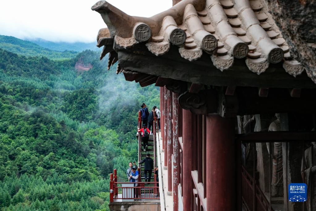 甘肅天水出現“麥積煙雨”景觀_fororder_5