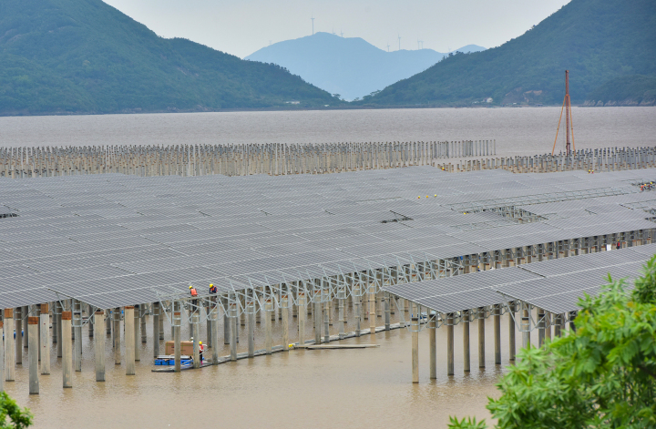 三门：滩涂光伏电站建设酣_fororder_1683494677527_64581715d3e83800018e4b11