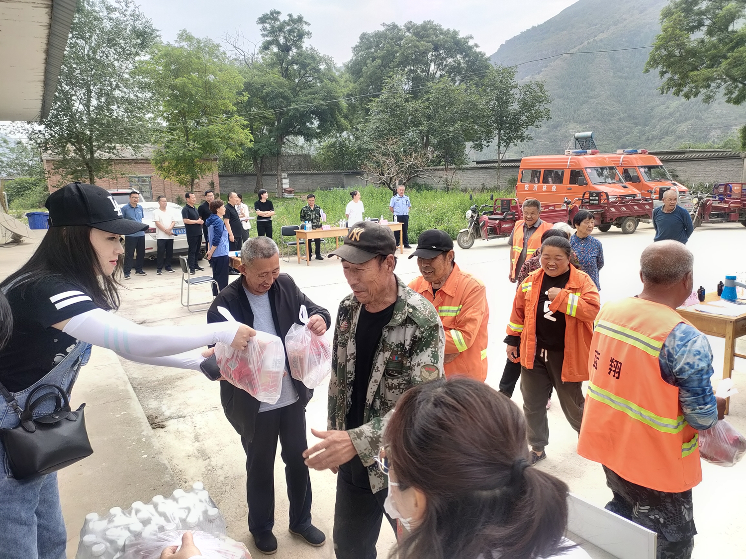 图片默认标题_fororder_供应点为群众提供食品 摄影 杨国磊