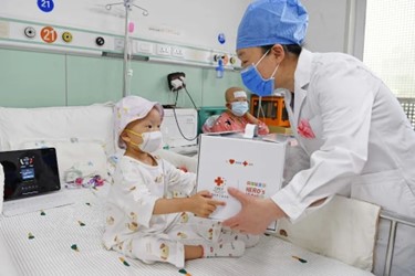 中国红十字基金会向大病患儿发放“英雄能量包”_fororder_2