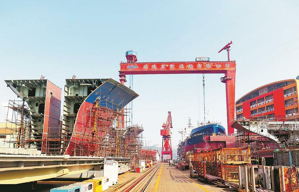 近日,在福建东南造船有限公司马尾与连江冠海两个生产基地,近千名工匠