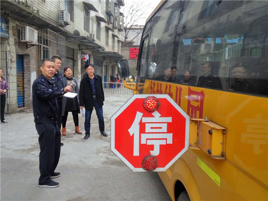 【法制安全】江津区：民警检查校车 护卫校园安全