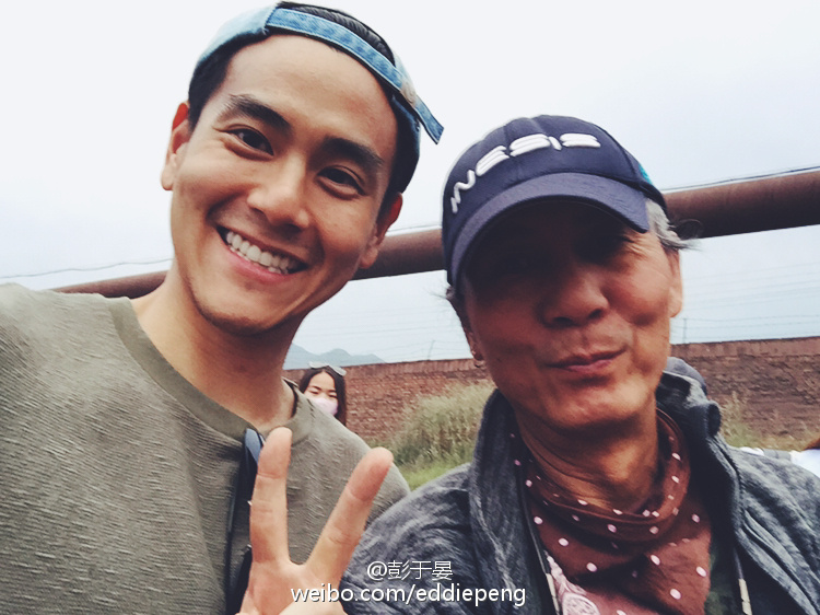 彭于晏探班吴京上演最萌肤色差谢楠调侃吴京黑成煤