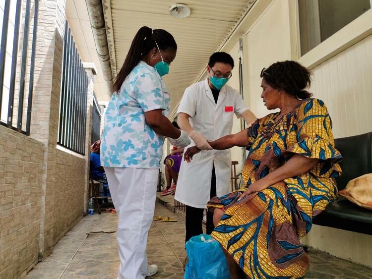 援外日记｜在赤道几内亚，我得了个外号叫“疼痛杀手”