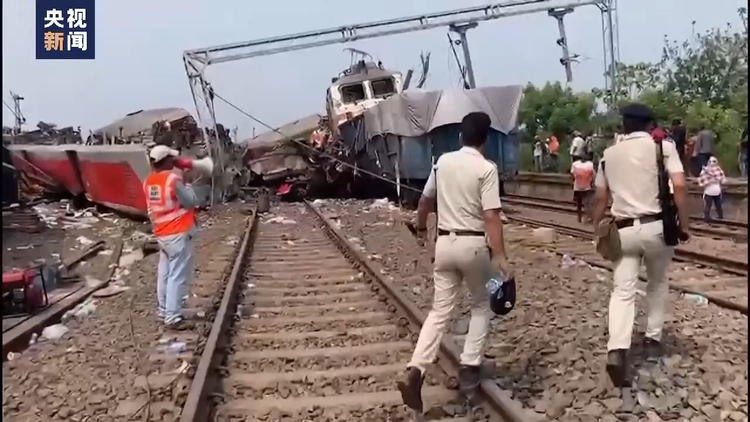 印度列车脱轨相撞事故已致288人死亡 数百人受伤