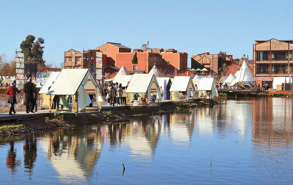 昆明晋宁小渔村里游人乐