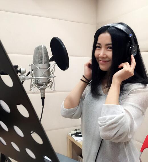 王蓉回应砸主持人事件 称假戏真做自己被黑